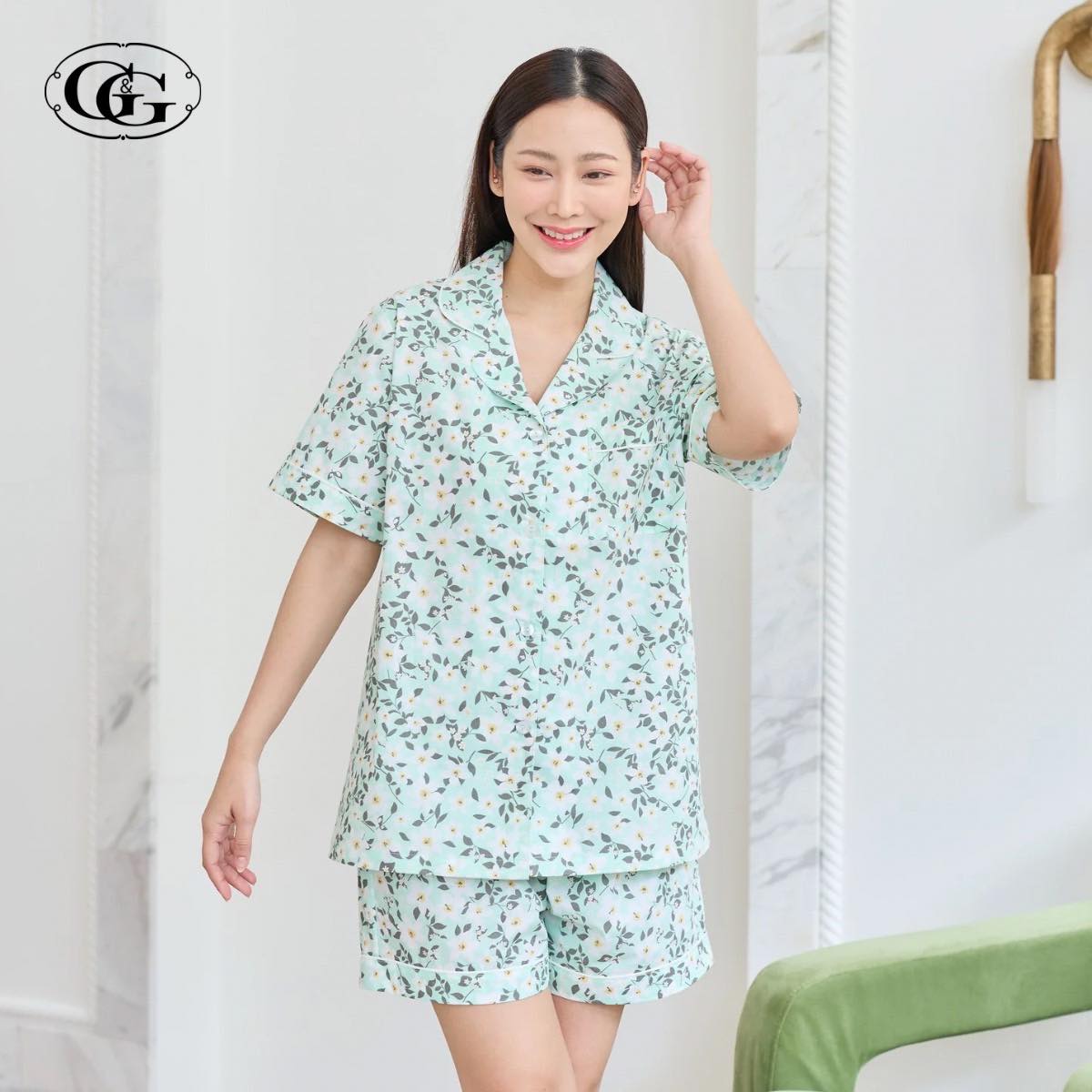 G&G - ชุดนอน เสื้อแขนสั้นคอปก กางเกงขาสั้น ผ้าคอตตอน ลายดอกไม้ EN1C008 สีเขียว (GR)