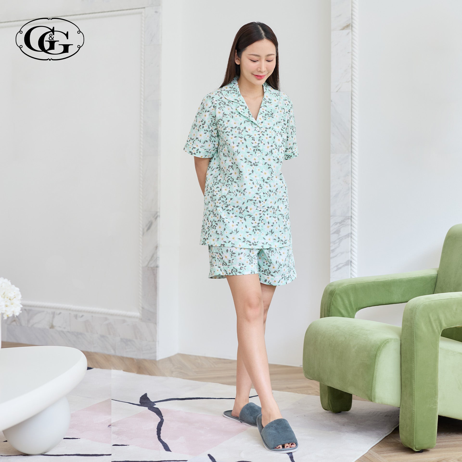 G&G - ชุดนอน เสื้อแขนสั้นคอปก กางเกงขาสั้น ผ้าคอตตอน ลายดอกไม้ EN1C008 สีเขียว (GR)