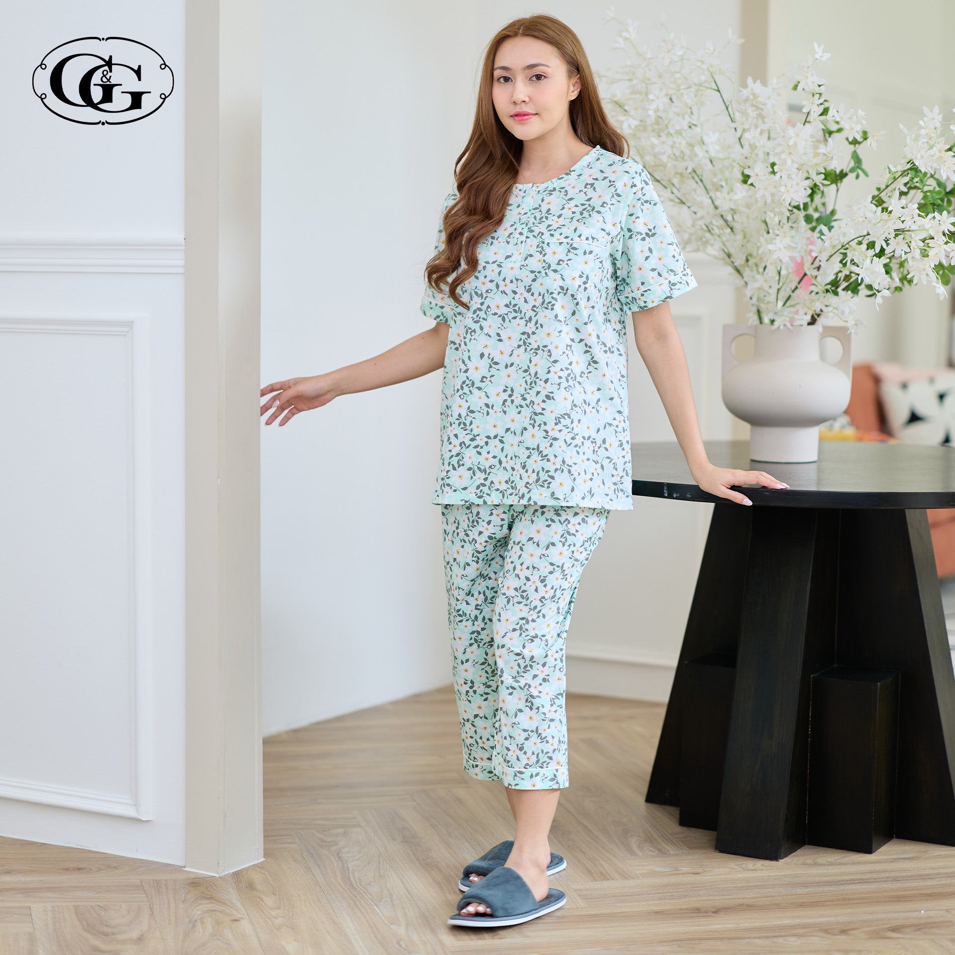 G&G - ชุดนอน เสื้อแขนสั้นคอกลม กางเกงขาสี่ส่วน ผ้าคอตตอน ลายดอกไม้ EN3C004 สีเขียว (GR)